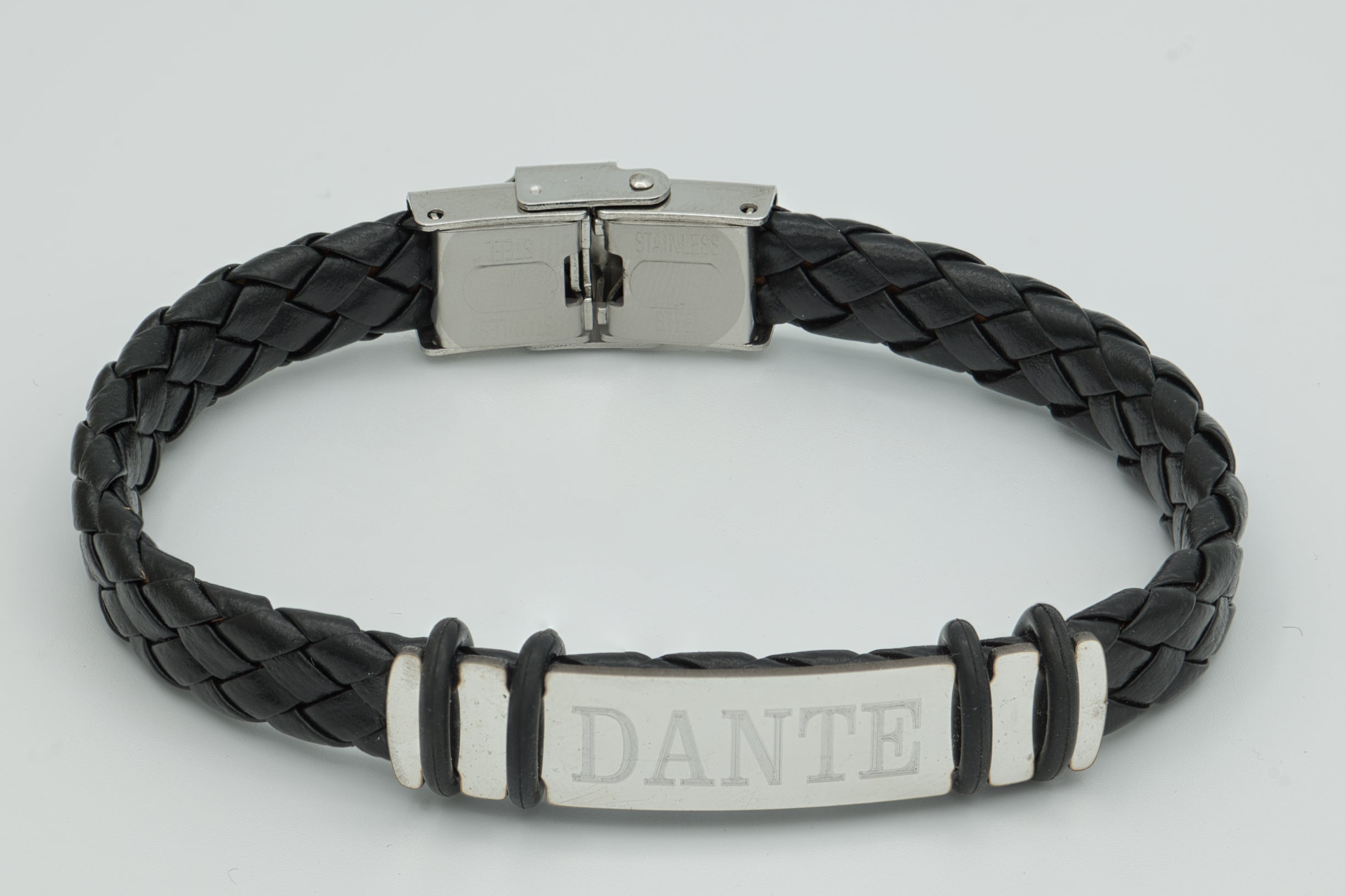 Graverat läderarmband