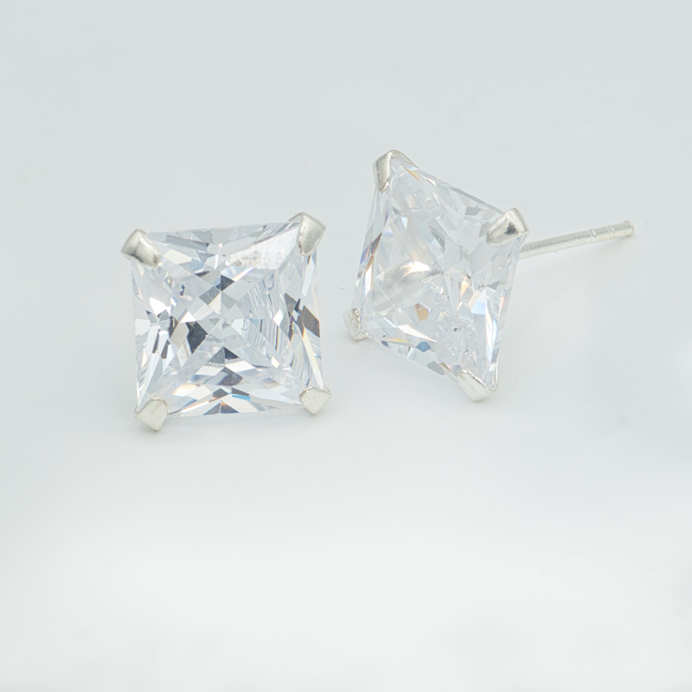 Örhänge i silver med Zircon
